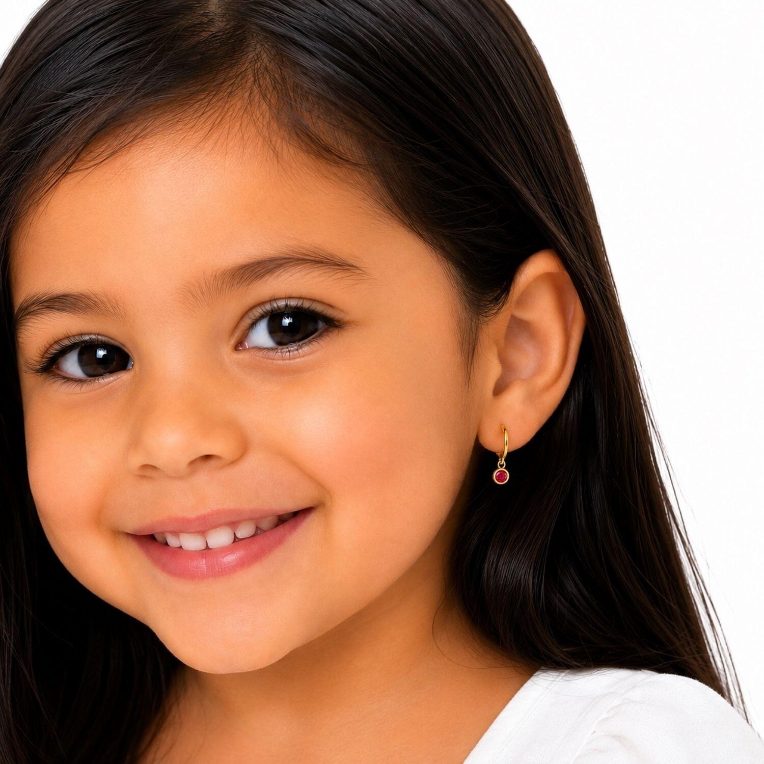Brinco Infantil Argola Ponto de Luz Zircônia Rubi Banhado a Ouro