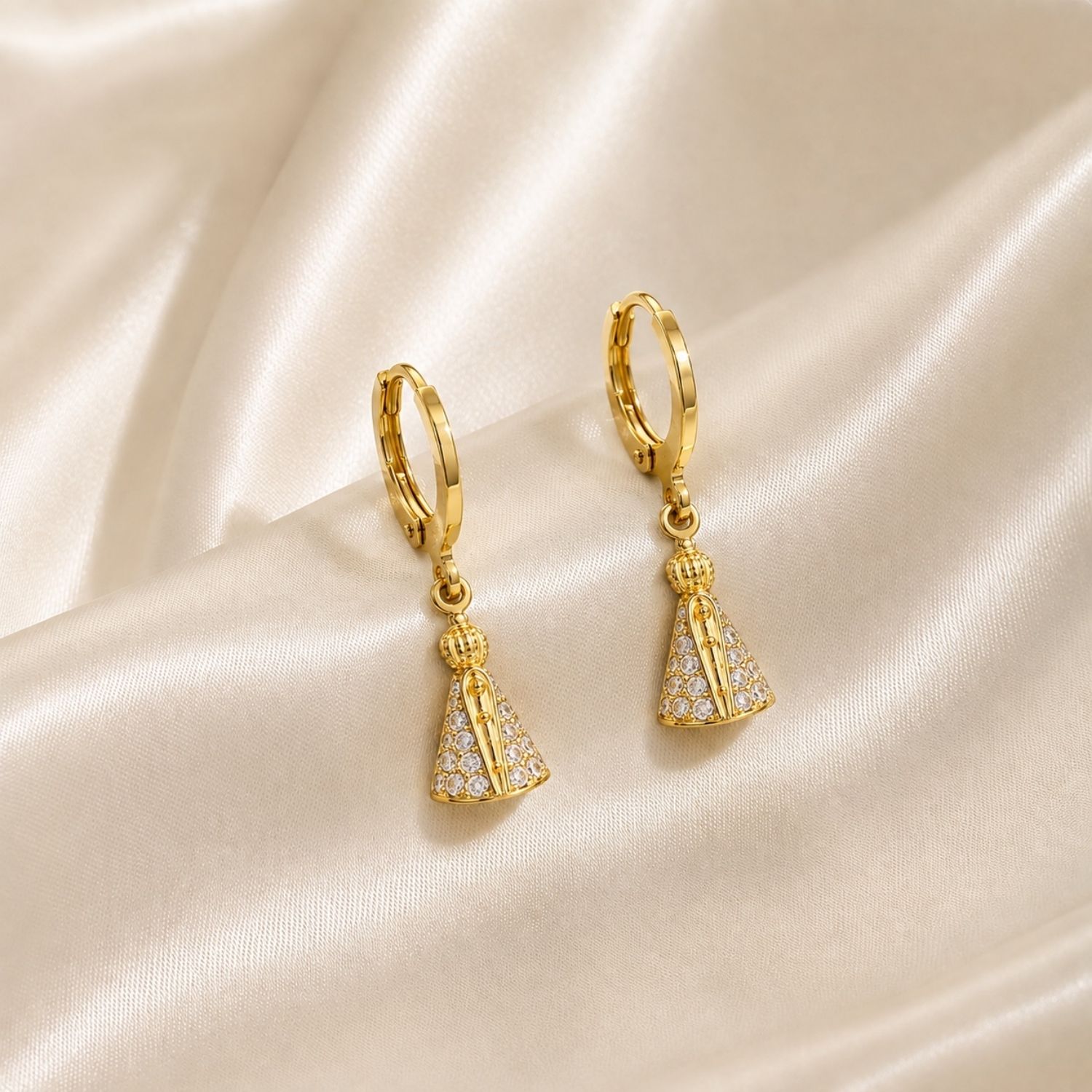 Brinco Argola Nossa Senhora Aparecida Zircônia Cristal Banhado a Ouro