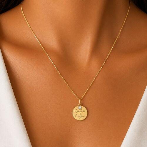 Colar Seja Forte e Corajosa com Ponto de Luz Banhado em Ouro 18k