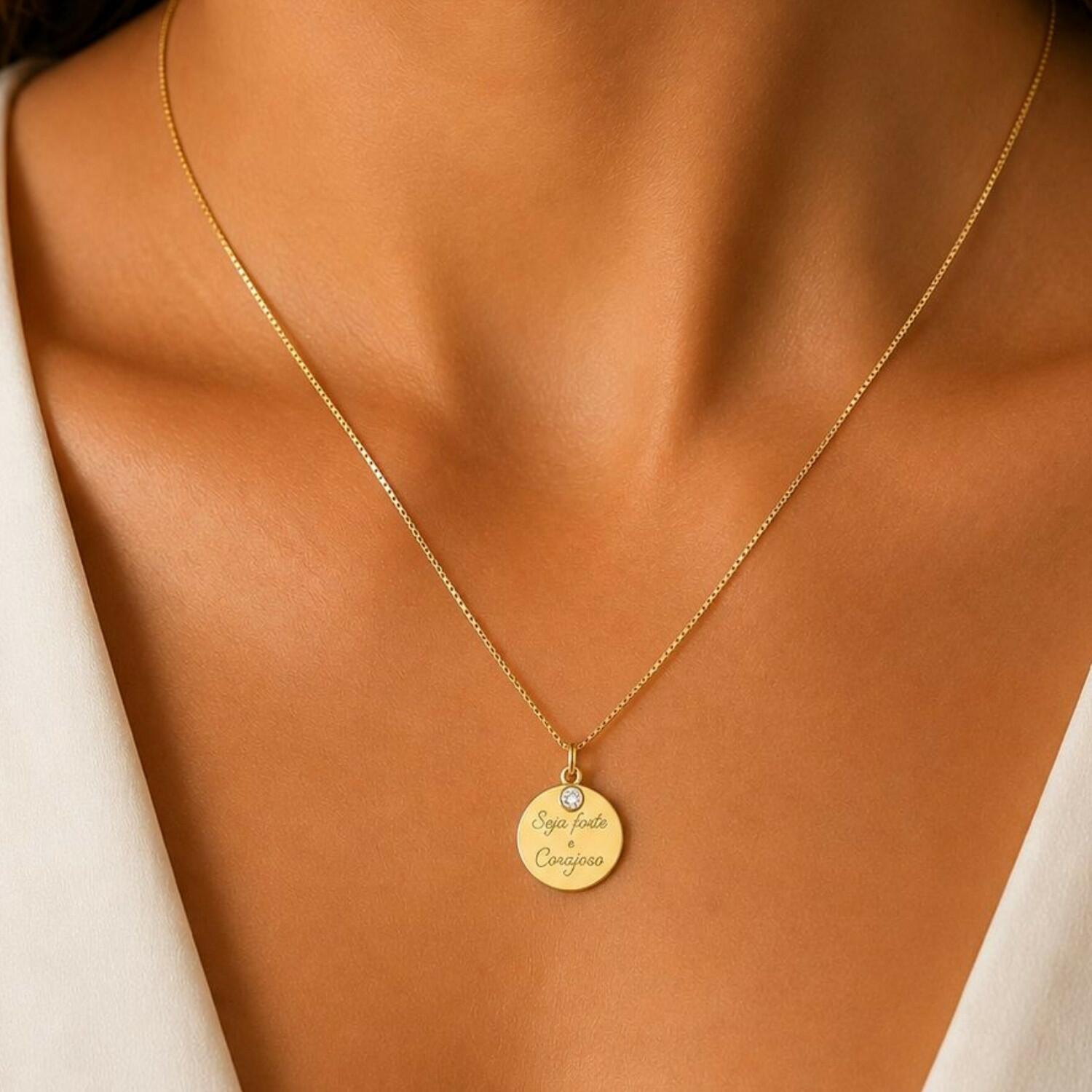 Colar Seja Forte e Corajosa com Ponto de Luz Banhado em Ouro 18k