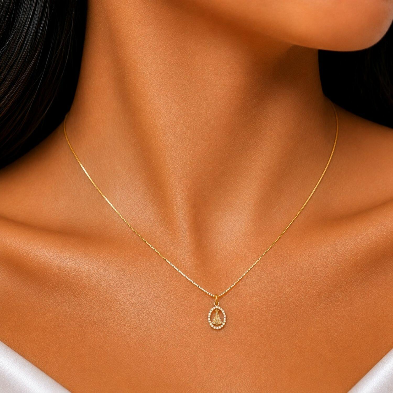 Colar com Mini Nossa Senhora Aparecida Zircônia Cristal Banhado a Ouro