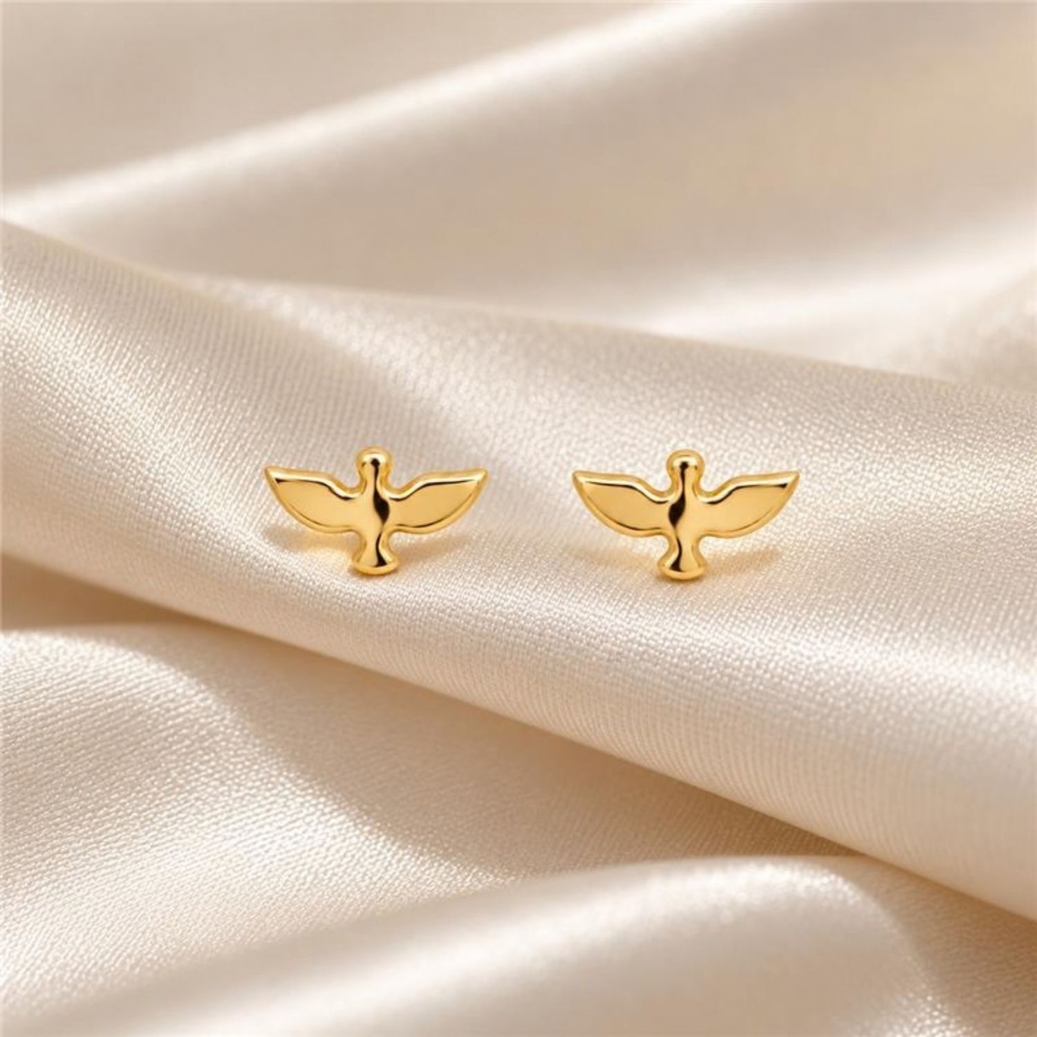Brinco Mini Espírito Santo Liso Banhado a Ouro