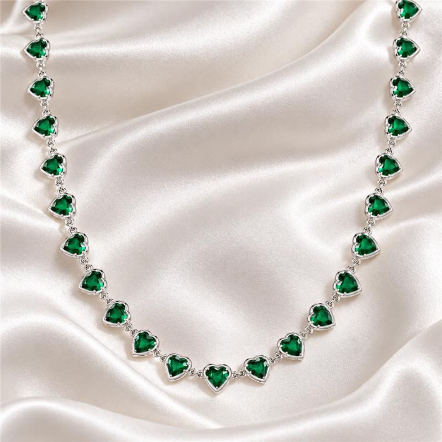 Colar Corações Cristal Esmeralda Banhado a Prata