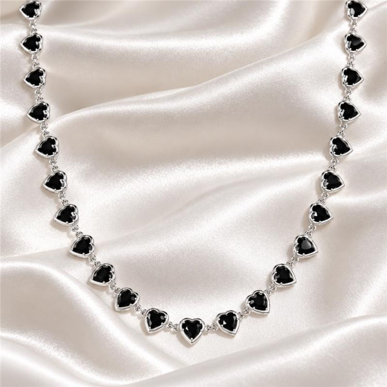 Colar Corações Cristal Negro Banhado a Prata
