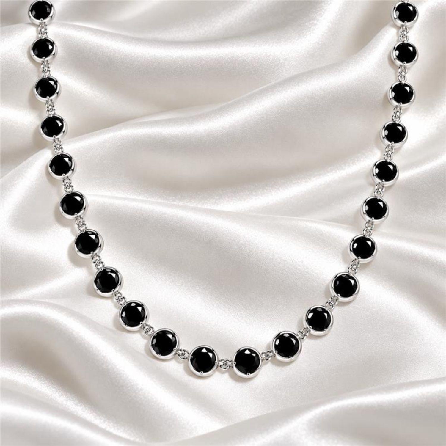 Colar Cristal Negro Redondo Banhado a Prata