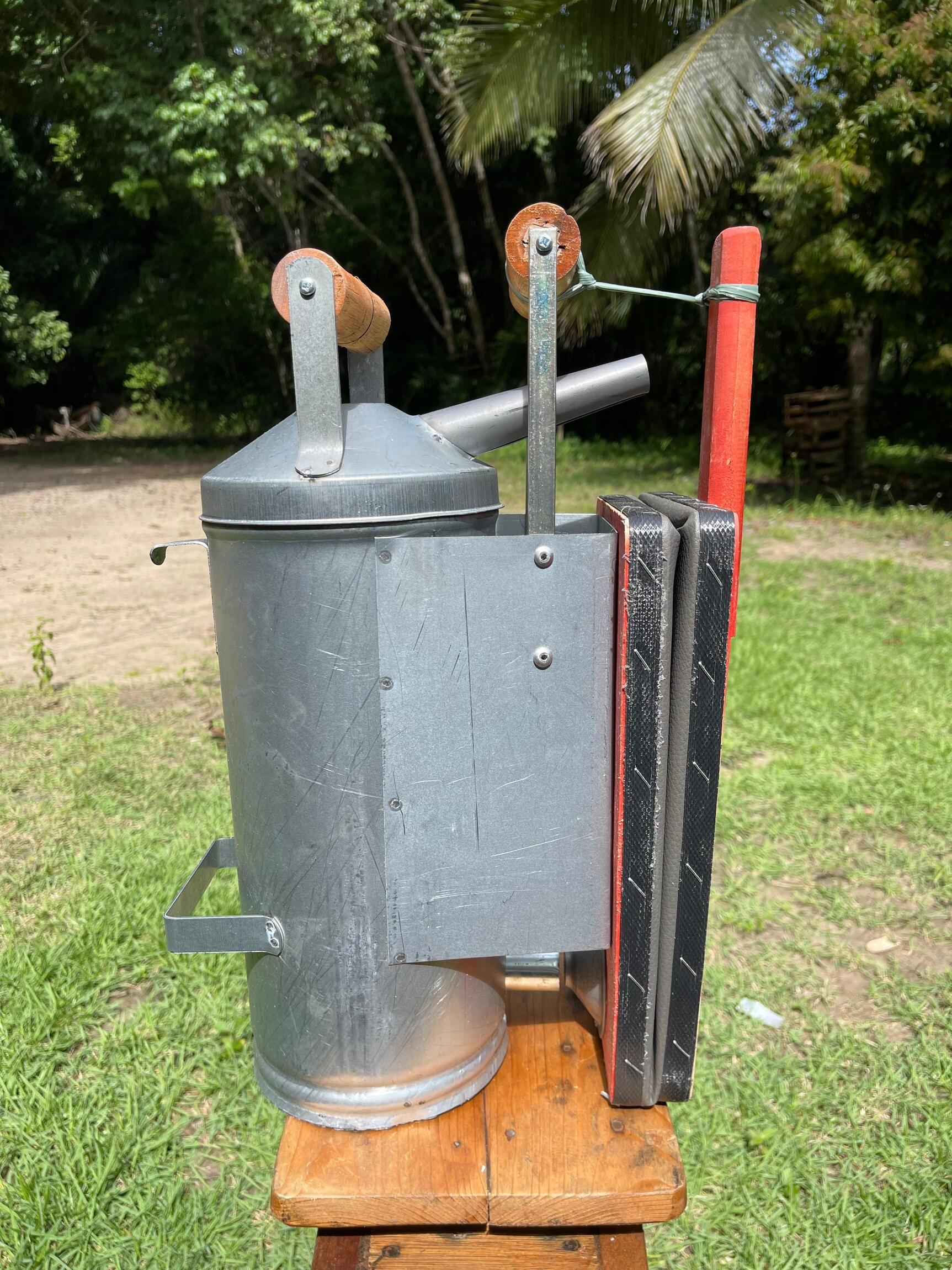Fumi(๑˃̵ᴗ˂̵) Comprar Fumigador Para Apicultura Galvanizado Grande Zatti - R$275,00