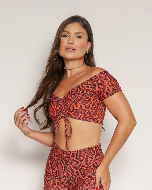 Top Manguinha Cobra Fundo Vermelho