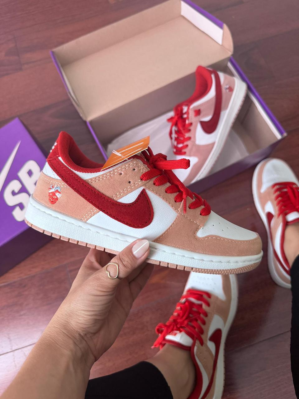 Comprar Dunk Low - STRANGELOVE