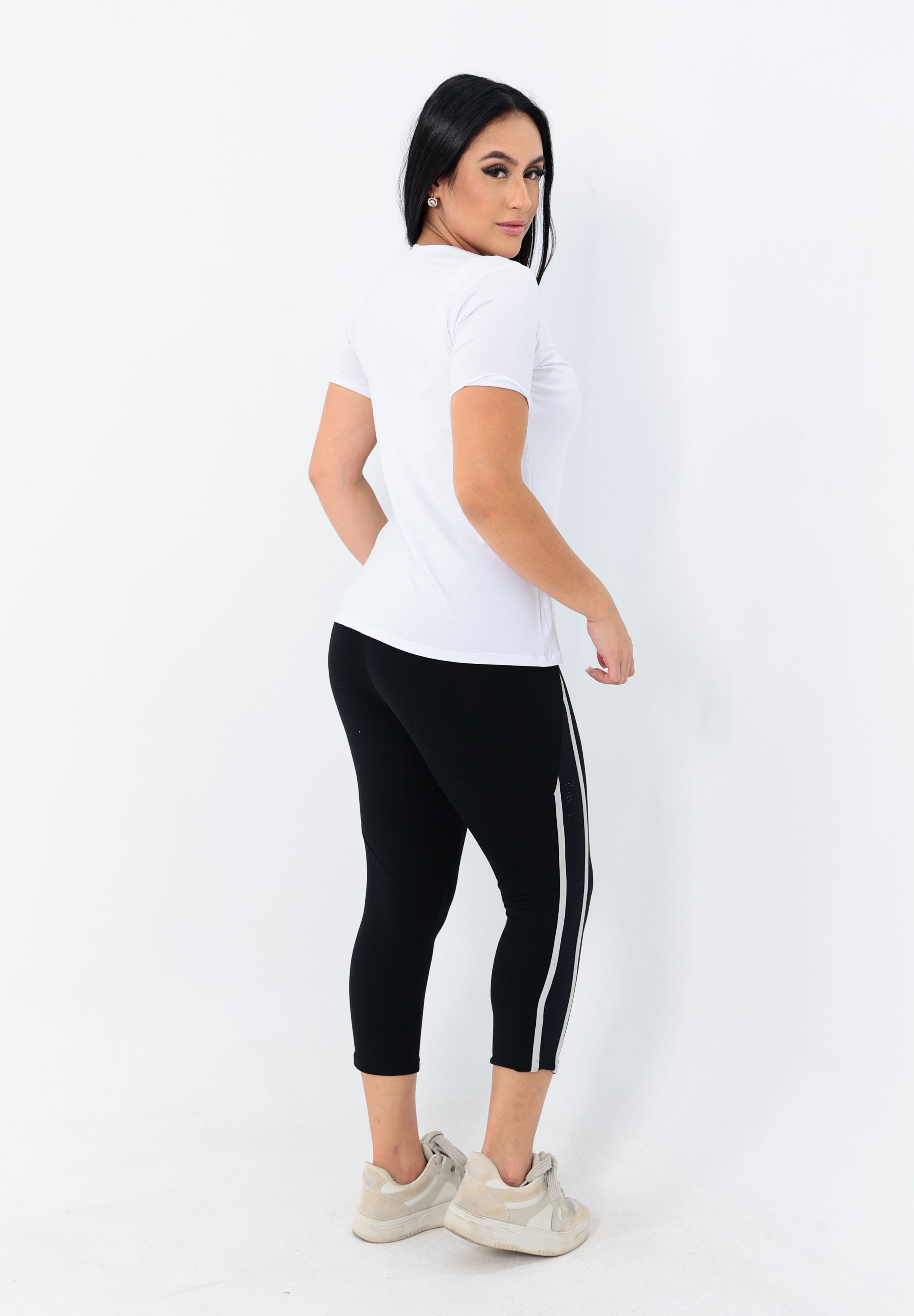 Camiseta OverModal Feminina Gola V / Essential Fit - Branca