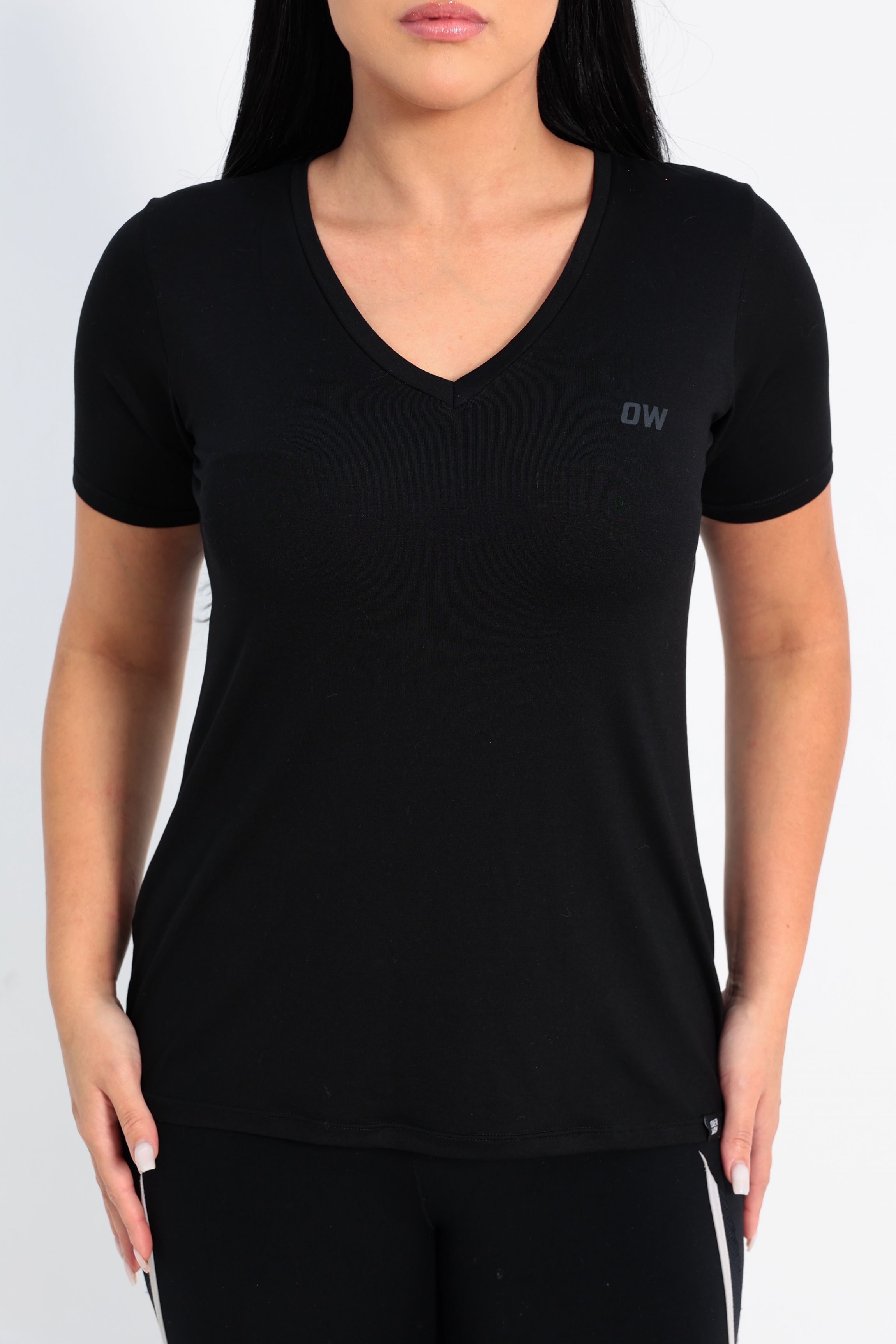 Camiseta OverModal Feminina Gola V / Essential Fit - Preto