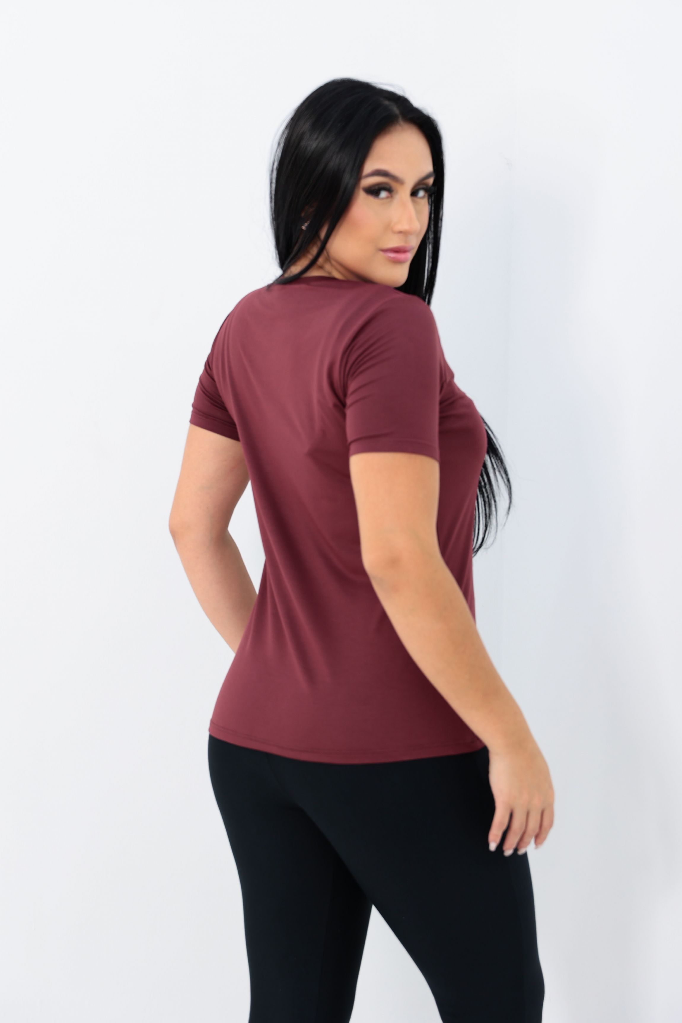 Camiseta OverModal Feminina Gola V / Essential Fit - Vinho