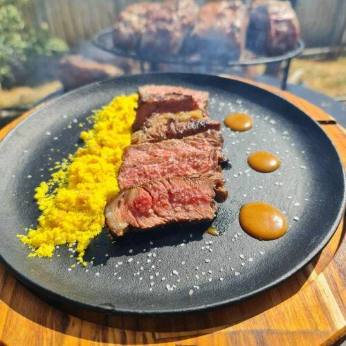 Prato de ferro fundido 24 cm com suporte de madeira Panela Mineira