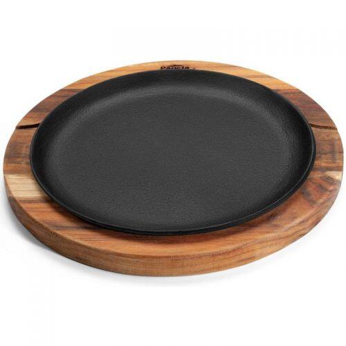 Prato de ferro fundido 24 cm com suporte de madeira Panela Mineira