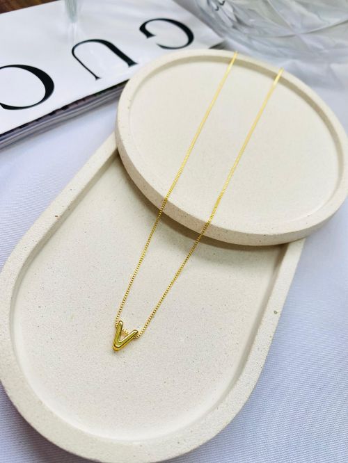 Colar Inicial Minimalista Dourado