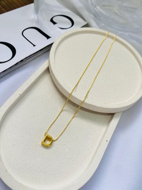 Colar Inicial Minimalista Dourado