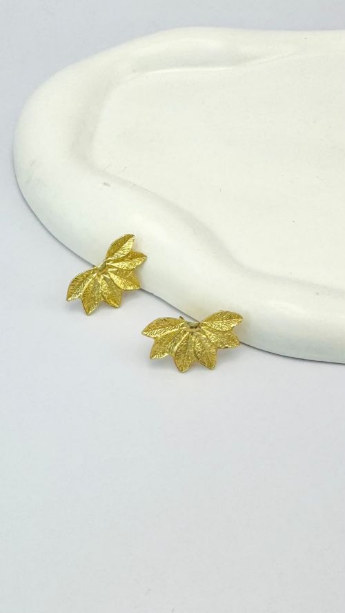 Brinco Meia P�tala Folha Dourado