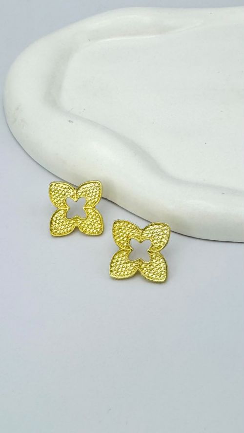 Brinco Quatro P�talas Vazado e Texturizado Dourado