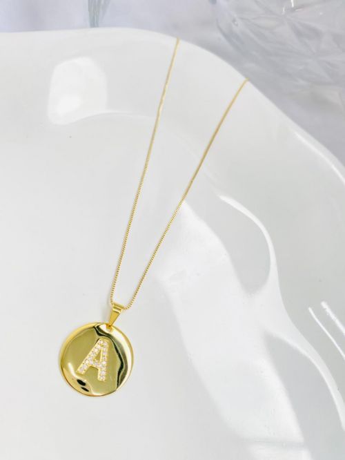 Colar Longo Medalha Inicial Cravejado Dourado Premium