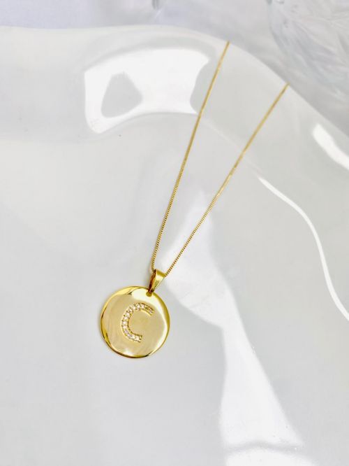 Colar Longo Medalha Inicial Cravejado Dourado Premium