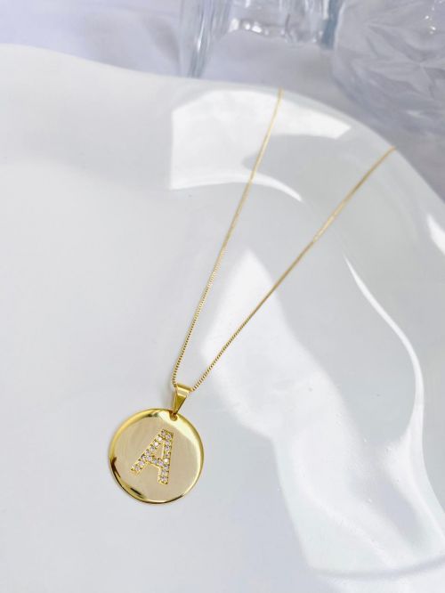 Colar Longo Medalha Inicial Cravejado Dourado Premium