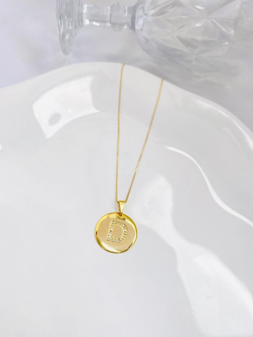 Colar Longo Medalha Inicial Cravejado Dourado Premium