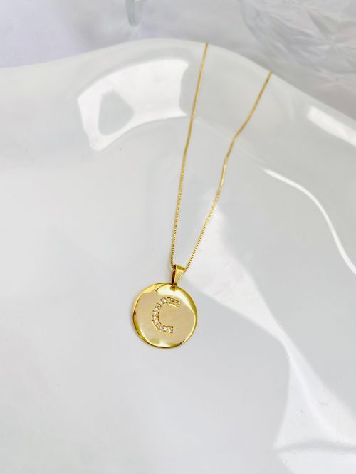 Colar Longo Medalha Inicial Cravejado Dourado Premium