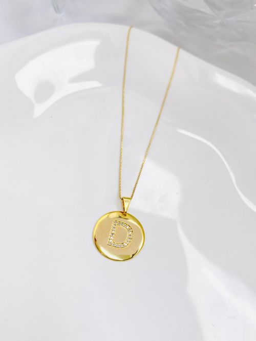 Colar Longo Medalha Inicial Cravejado Dourado Premium