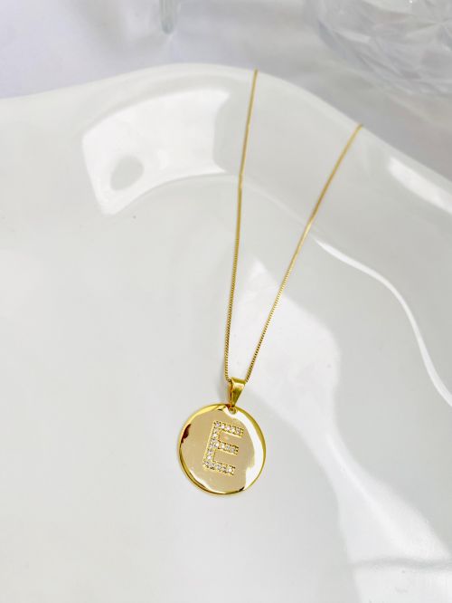 Colar Longo Medalha Inicial Cravejado Dourado Premium