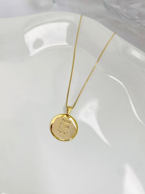Colar Longo Medalha Inicial Cravejado Dourado Premium