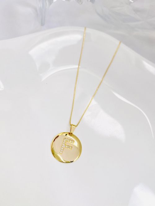 Colar Longo Medalha Inicial Cravejado Dourado Premium