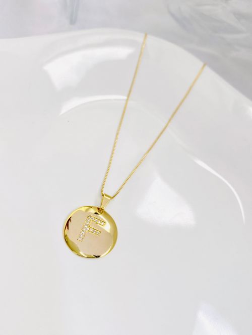 Colar Longo Medalha Inicial Cravejado Dourado Premium