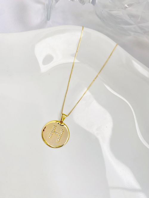 Colar Longo Medalha Inicial Cravejado Dourado Premium