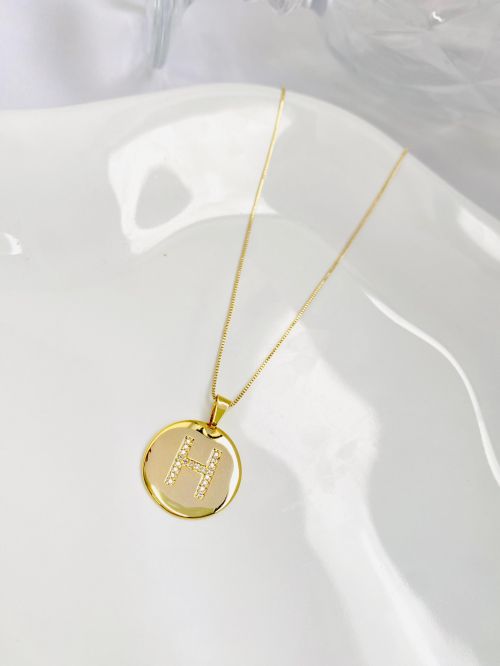 Colar Longo Medalha Inicial Cravejado Dourado Premium