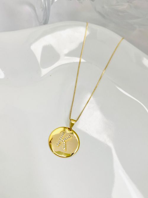 Colar Longo Medalha Inicial Cravejado Dourado Premium