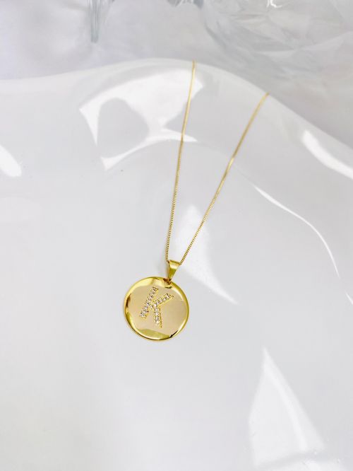 Colar Longo Medalha Inicial Cravejado Dourado Premium