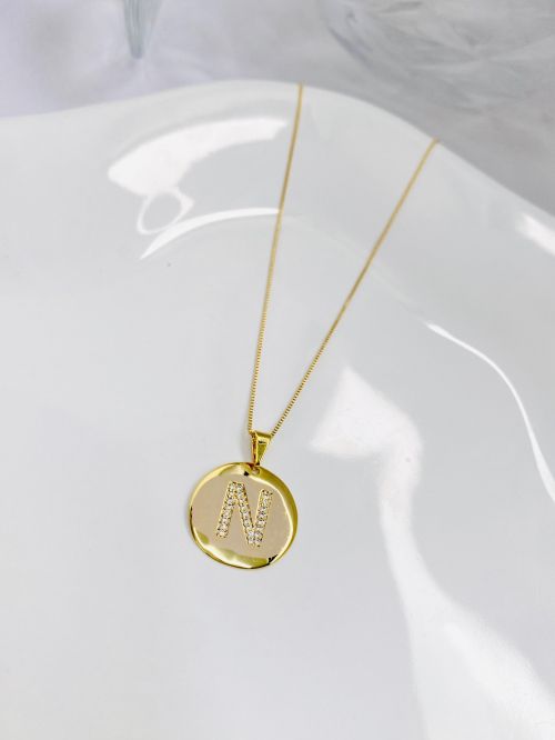 Colar Longo Medalha Inicial Cravejado Dourado Premium