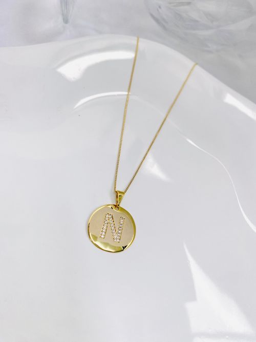 Colar Longo Medalha Inicial Cravejado Dourado Premium