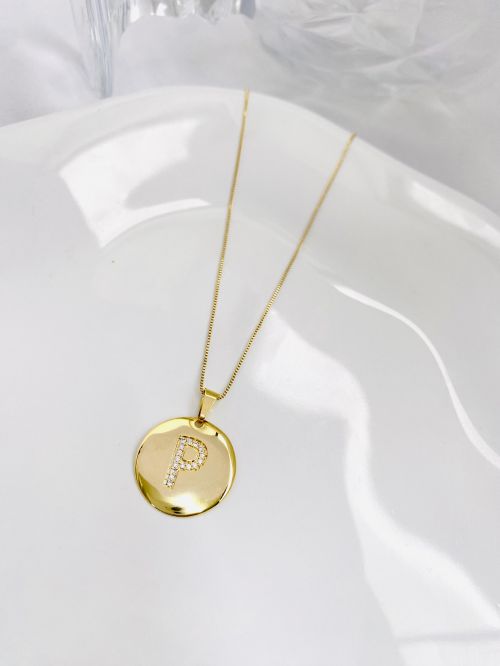 Colar Longo Medalha Inicial Cravejado Dourado Premium