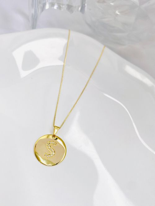 Colar Longo Medalha Inicial Cravejado Dourado Premium