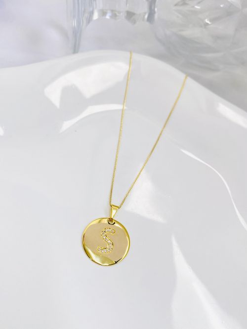 Colar Longo Medalha Inicial Cravejado Dourado Premium
