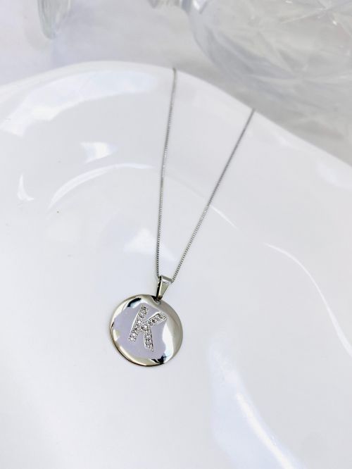 Colar Longo Medalha Inicial Cravejado Banho Diamante Premium