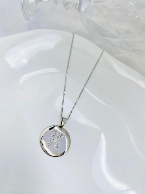 Colar Longo Medalha Inicial Cravejado Banho Diamante Premium