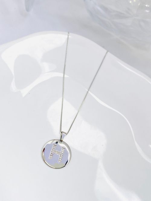 Colar Longo Medalha Inicial Cravejado Banho Diamante Premium