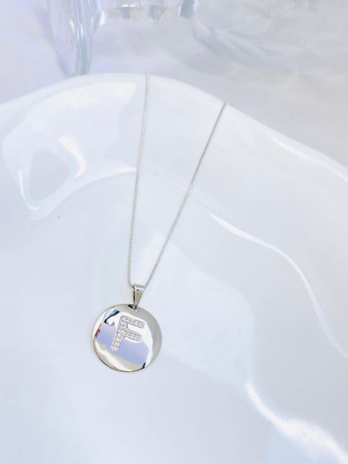 Colar Longo Medalha Inicial Cravejado Banho Diamante Premium