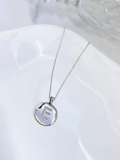 Colar Longo Medalha Inicial Cravejado Banho Diamante Premium
