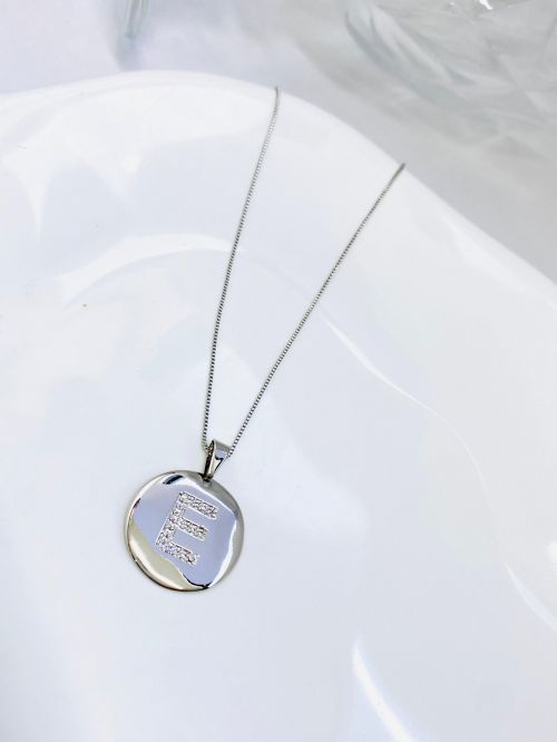 Colar Longo Medalha Inicial Cravejado Banho Diamante Premium