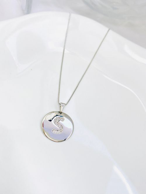 Colar Longo Medalha Inicial Cravejado Banho Diamante Premium