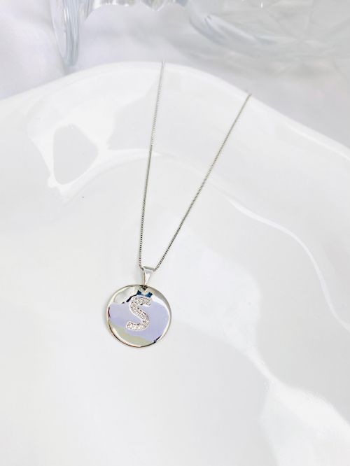 Colar Longo Medalha Inicial Cravejado Banho Diamante Premium