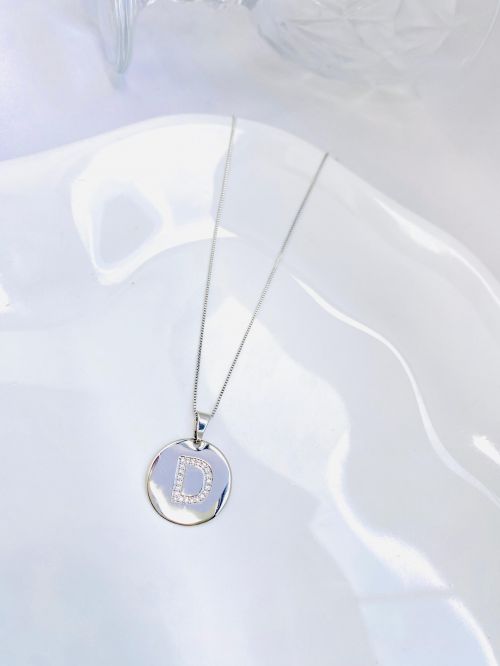 Colar Longo Medalha Inicial Cravejado Banho Diamante Premium
