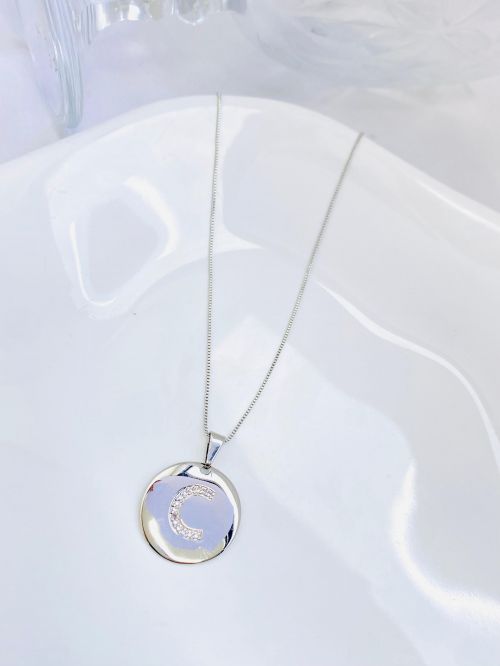 Colar Longo Medalha Inicial Cravejado Banho Diamante Premium